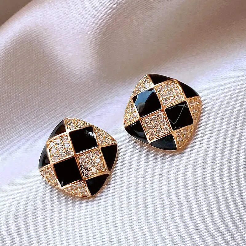 Aretes elegantes de esmalte negro brillante