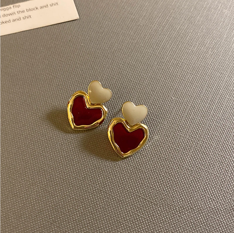 Fascinantes pendientes de corazón dorados con esmalte rojo brillante