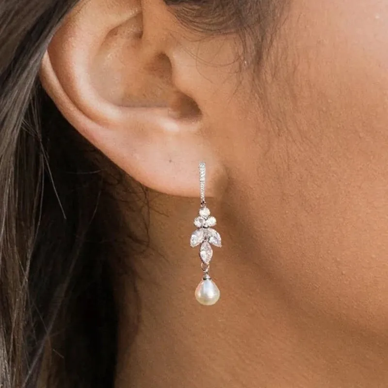 Elegantes pendientes con perlas brillantes y diseño de hojas de zirconia centelleante