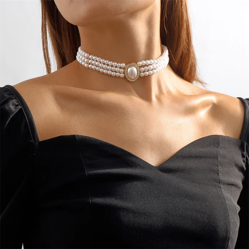 Cadena de perlas triple elegante para una apariencia sofisticada