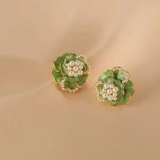 Pendientes de flores elegantes con esmalte brillante y perlas brillantes