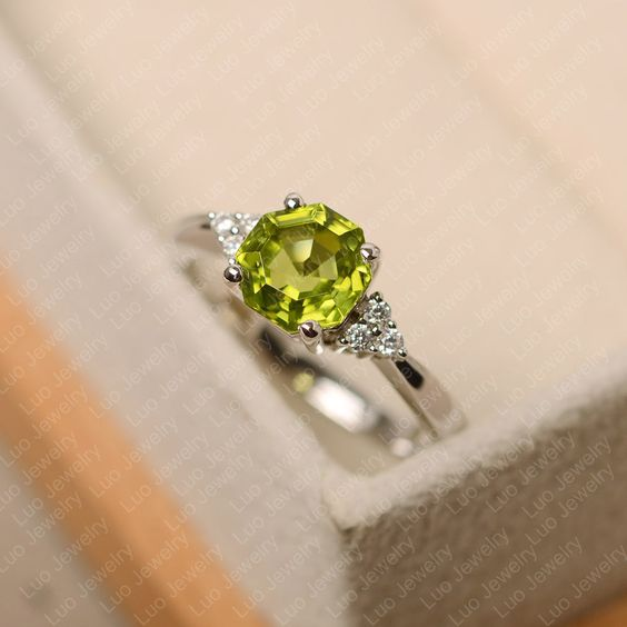 Anillo de plata elegante con cristal de oliva brillante