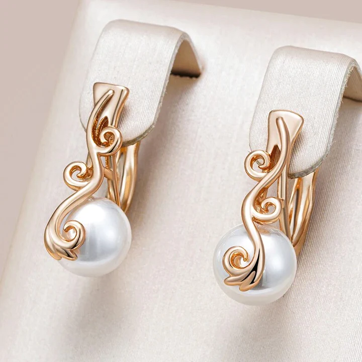 Elegantes aretes chic con perlas doradas