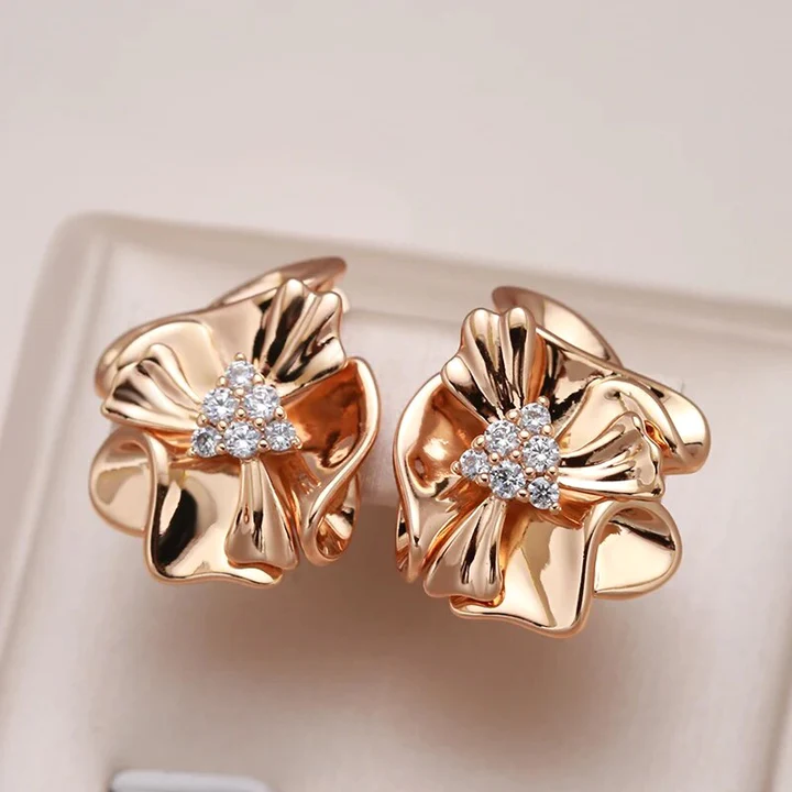 Exquisitos pendientes de flores con brillantes circonitas doradas