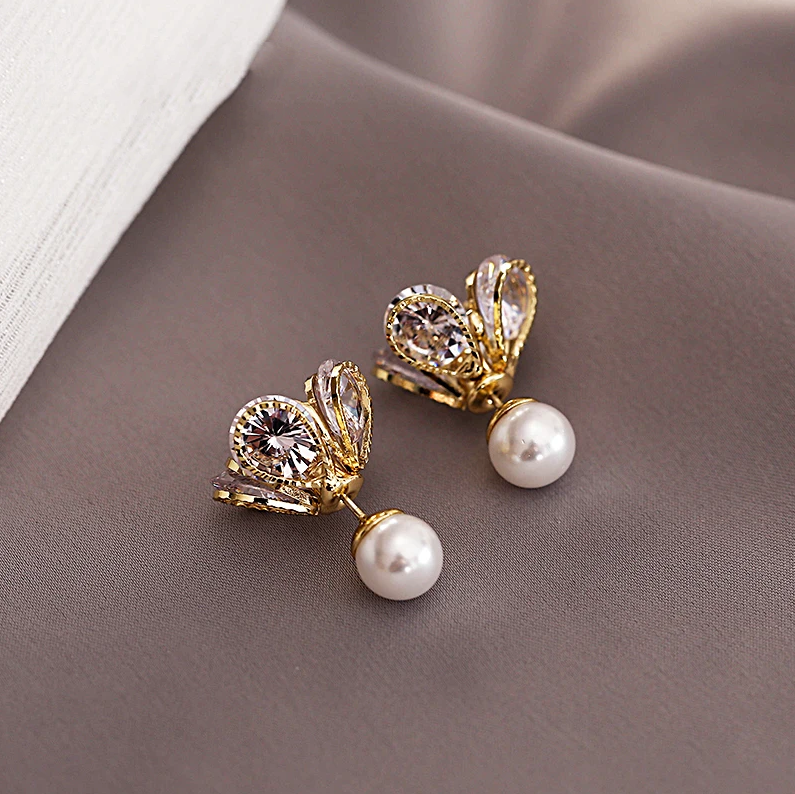 Pendientes de perlas con flores en un diseño elegante