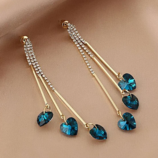 Elegantes pendiente de lluvia con hermosos corazones de cristal azul