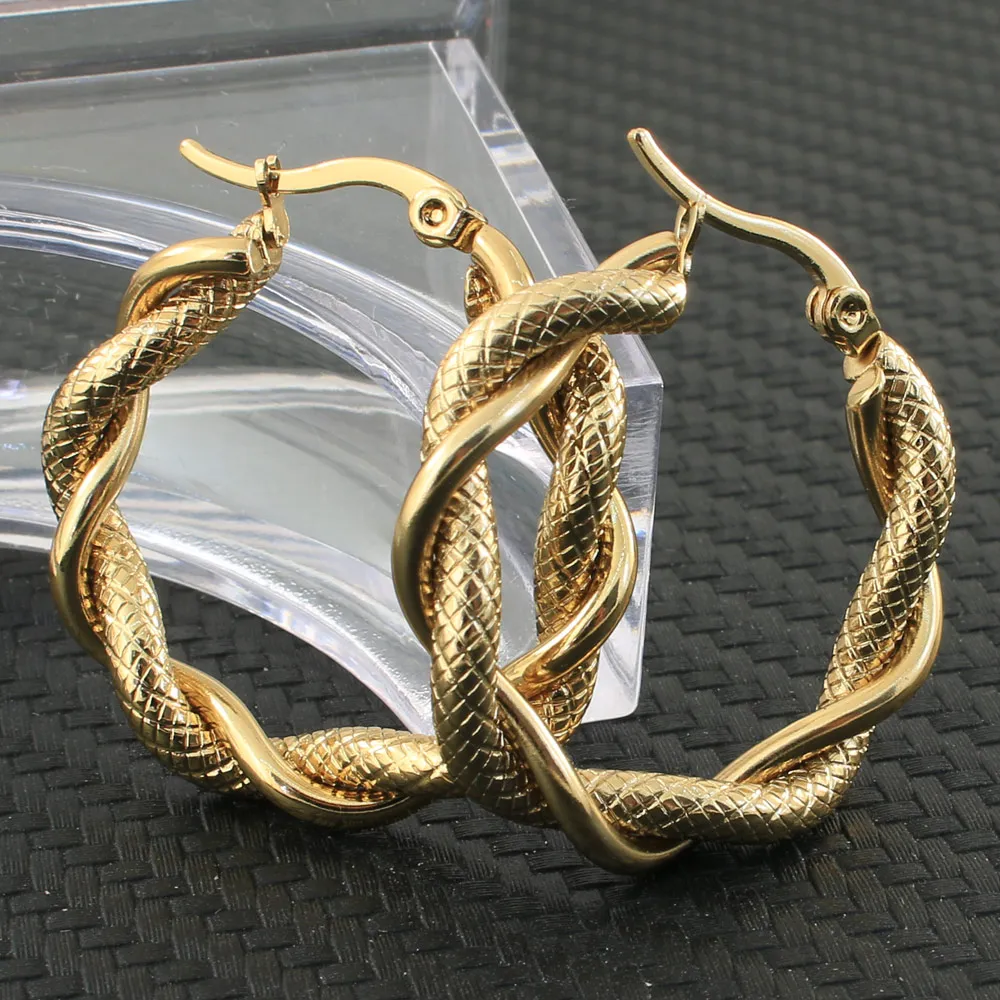Elegantes par de pendientes trenzados en aspecto dorado