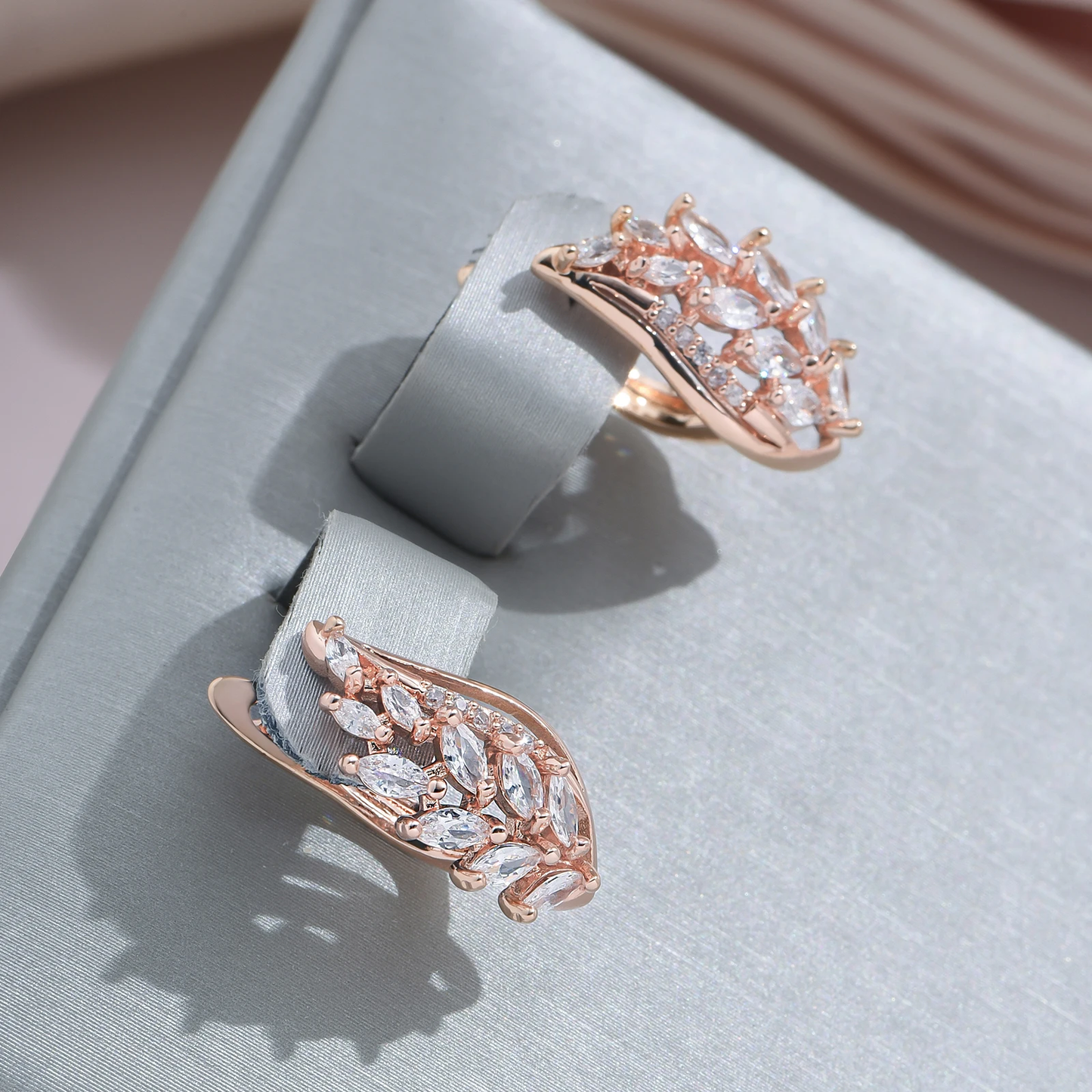 Aretes de hiedra dorados glamorosos para una apariencia estilizada