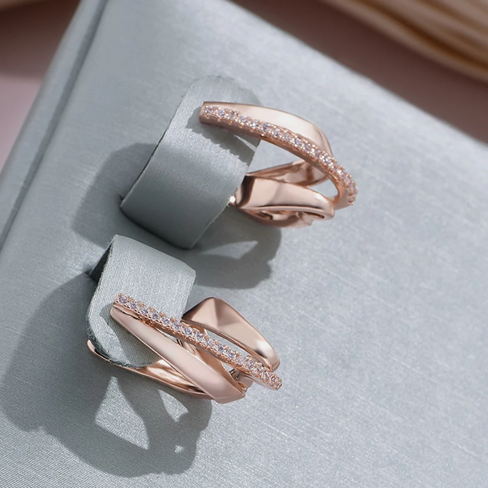 Aretes dorados irregulares estilosos para un look elegante