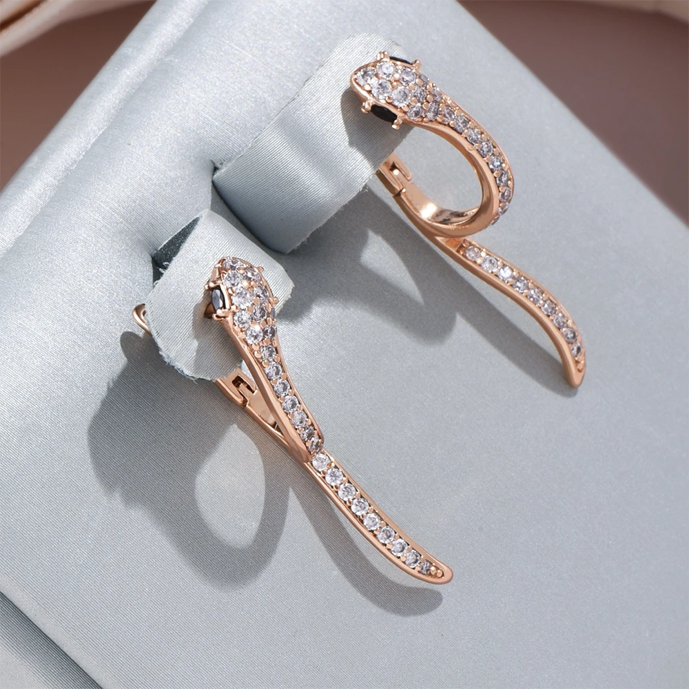Pendientes de serpiente brillantes y elegantes para una apariencia sofisticada