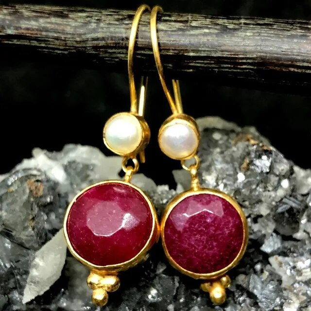 Pendientes Elegantes Vintage-Dorado con brillantes acentos rojos y perlas nobles