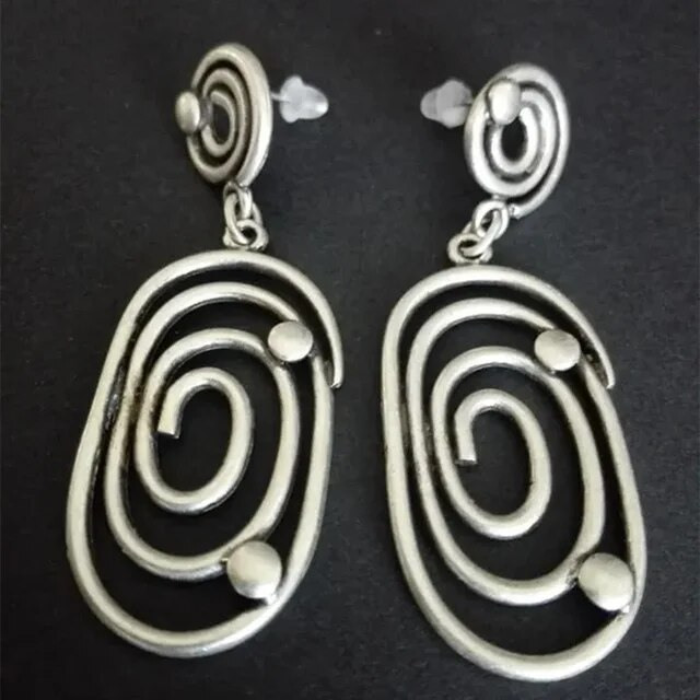 Pendientes de espiral vintage elegantes con perlas plateadas brillantes