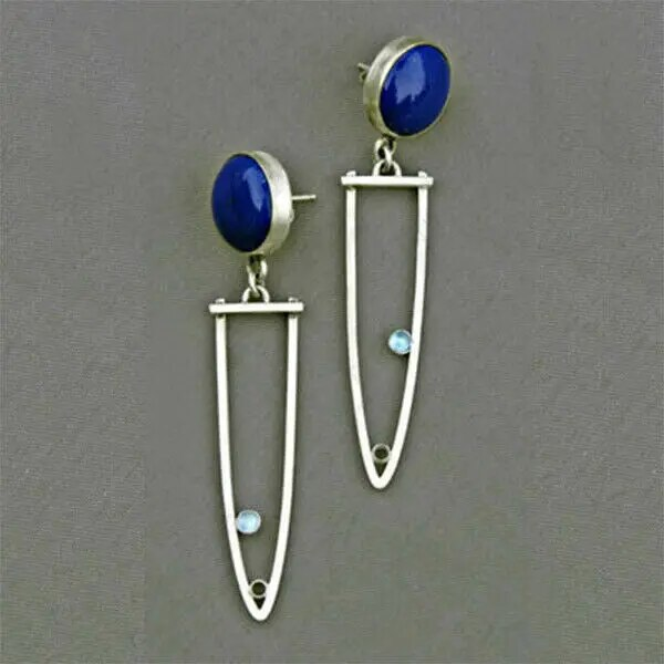 Pendientes plateados glamorosos con piedra azul atemporal de estilo vintage