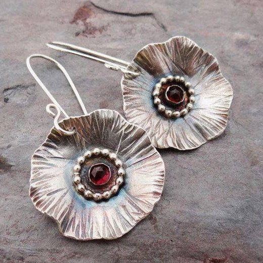 Pendientes Vintage Elegantes de Plata con Radiantes Flores de Zircón Rojo