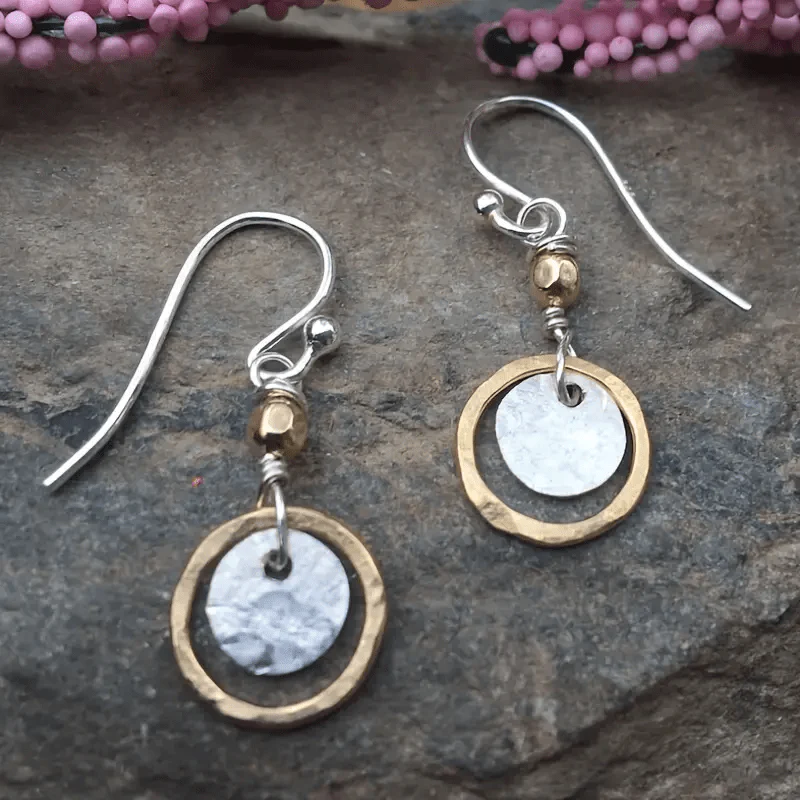 Elegantes aretes redondos en un refinado diseño vintage con chapado en oro y plata