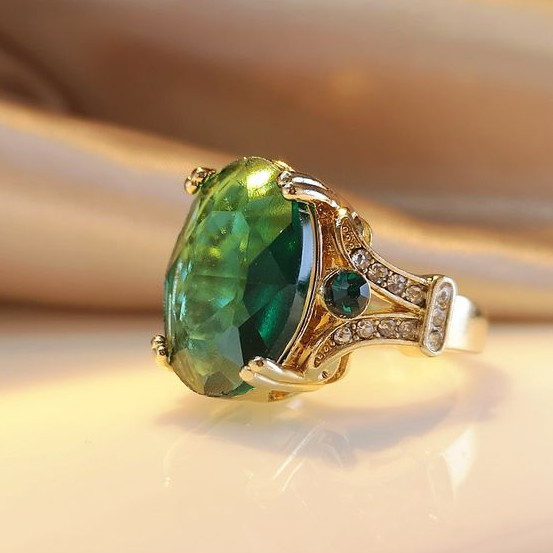 Anillo Boho Elegante con Crystallos Verdes y Dorados