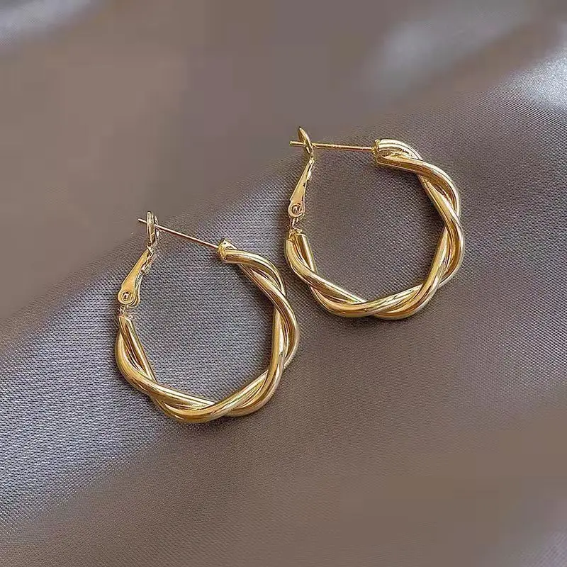 Pendientes de diseño nudo chic en elegante acabado dorado