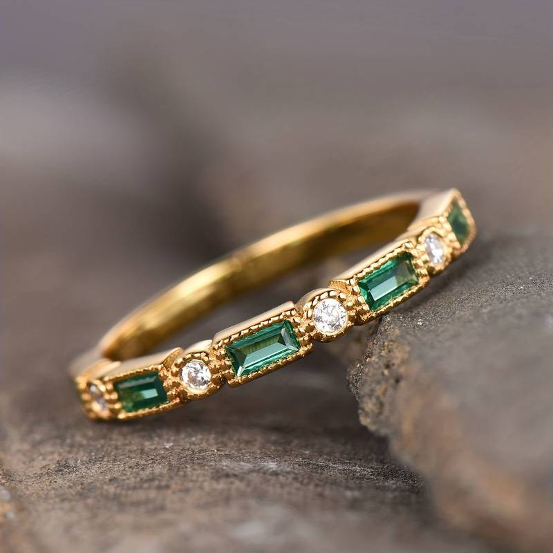 Anillo de oro vintage elegante con circonita verde incrustada