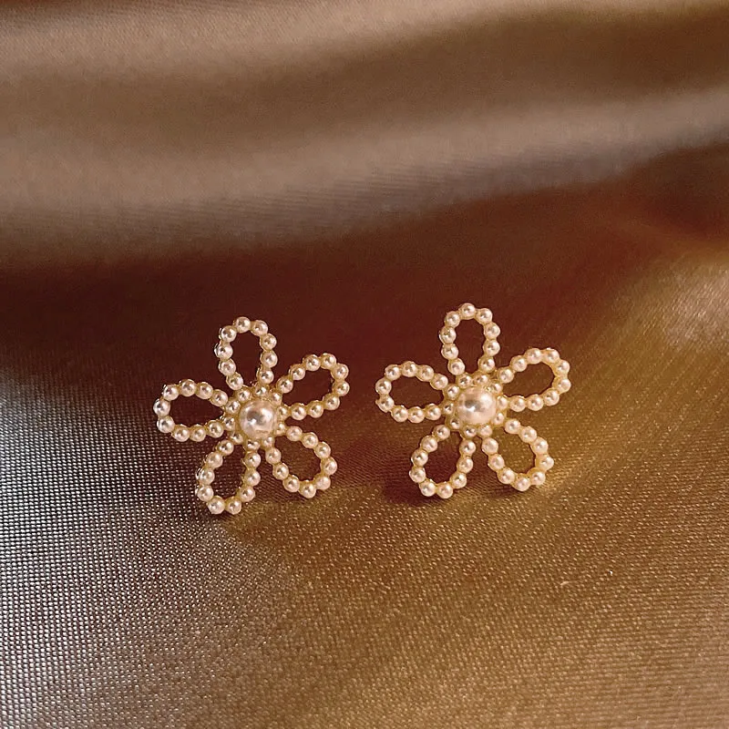 Pendientes de flores de perlas glamorosos para una aparición radiante