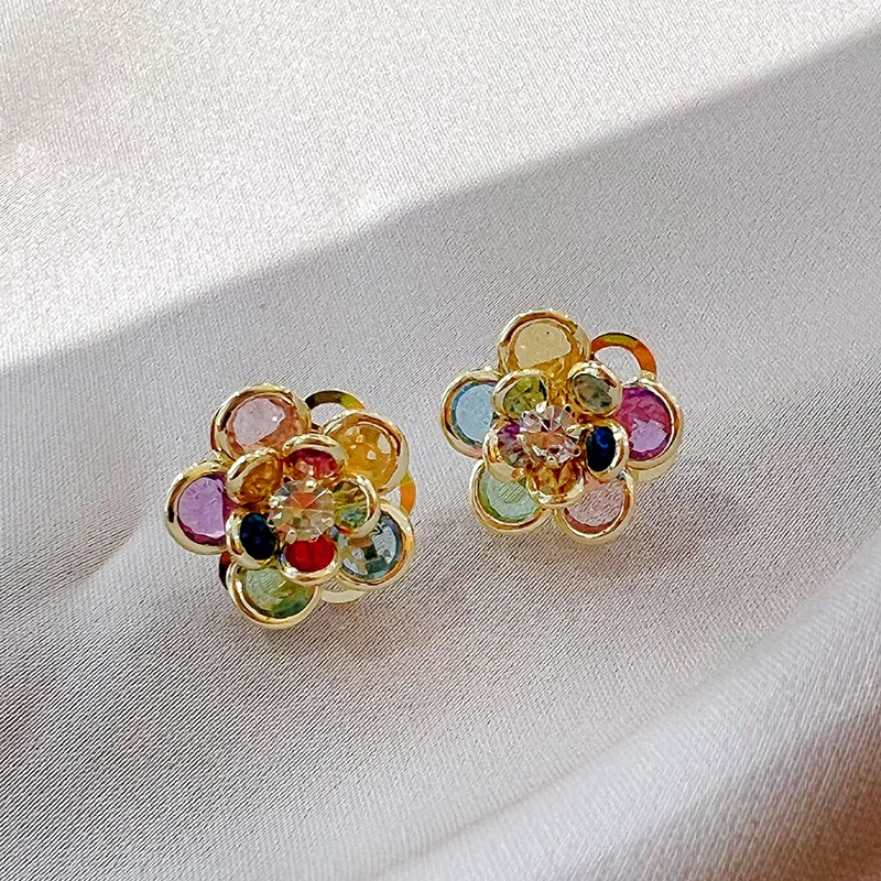 Pendientes de flores de cristal coloridas y fascinantes para un toque elegante