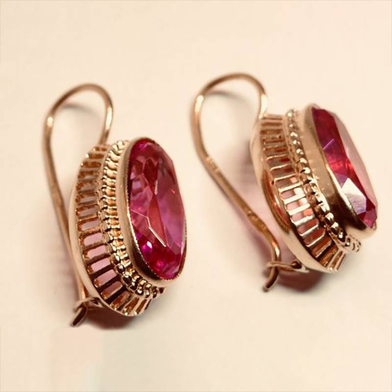Elegantes pendientes de cristal rojo vintage en oro rosa