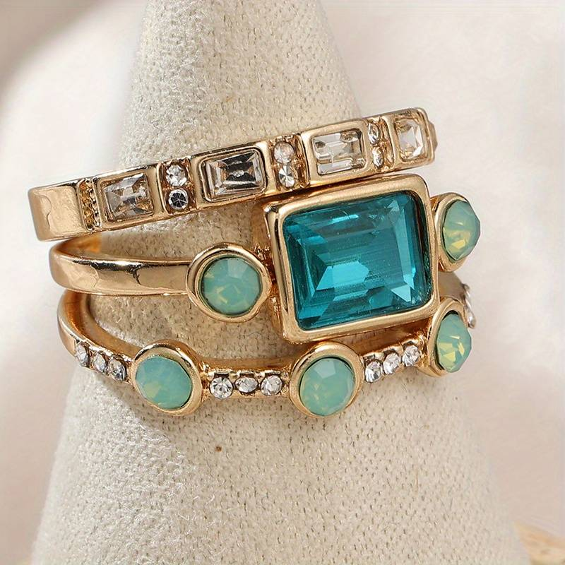 Anillo de inspiración vintage con radiante cristal azul