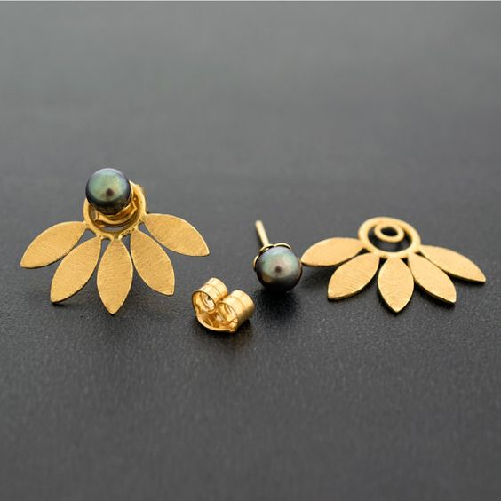 Pendientes oscuros de perlas con exquisito diseño vintage en hoja dorada