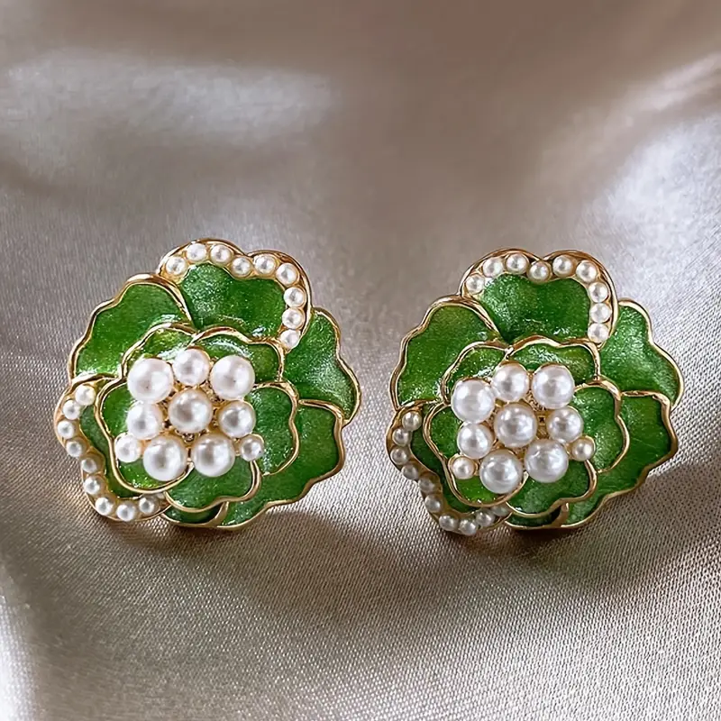 Elegantes pendiente de esmalte verde con destacados de perlas elegantes