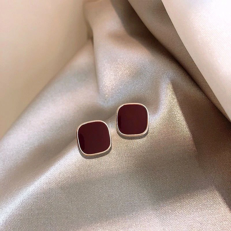 Pendientes de cubos de oro y rojo lujosos