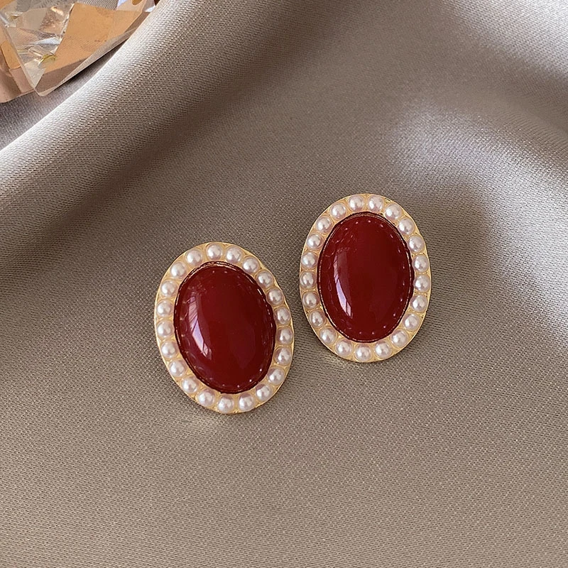 Pendientes ovalados elegantes en oro de alta calidad y rojo brillante
