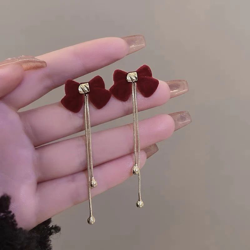 Pendientes rojos fascinantes y brillantes con elegantes moños