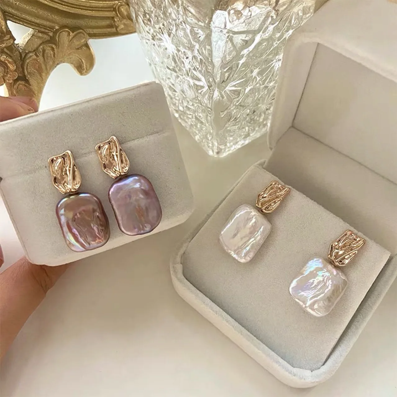 Pendientes barrocos de perlas lujosas con acento dorado