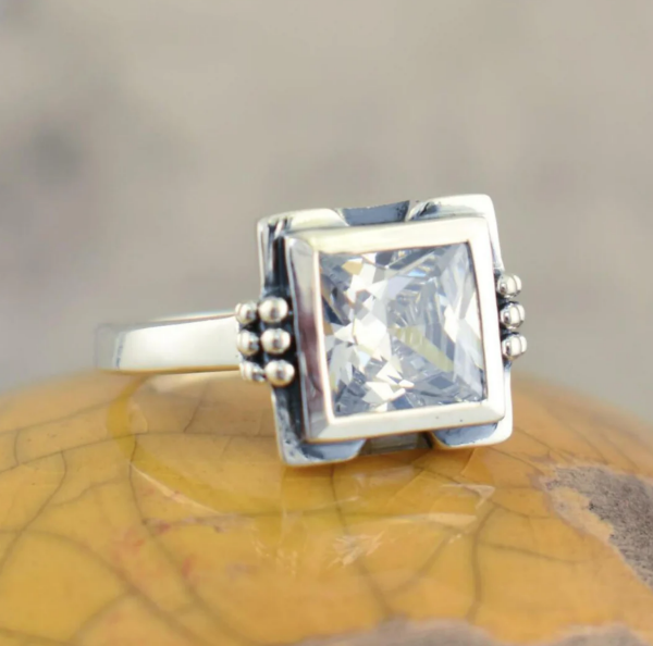 Anillo de vidrio cuadrado elegante con encantadoras incrustaciones