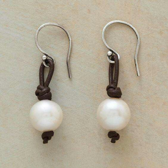 Pendientes de perlas de cuero vintage elegantes