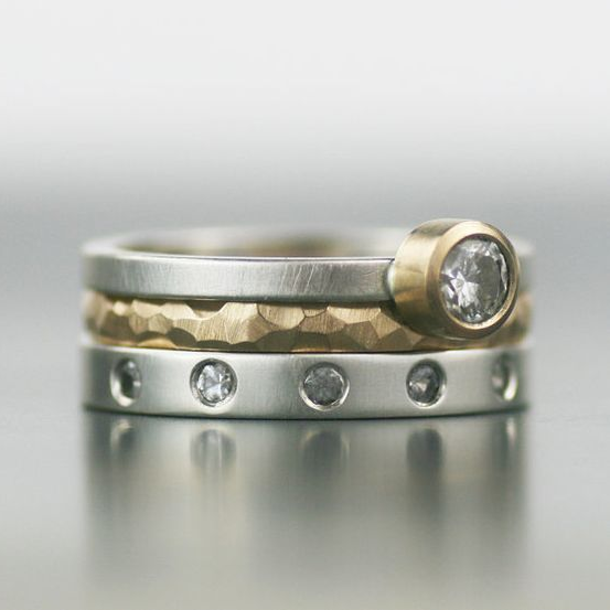 Anillo elegante con oro en capas y brillante zirconia plateada