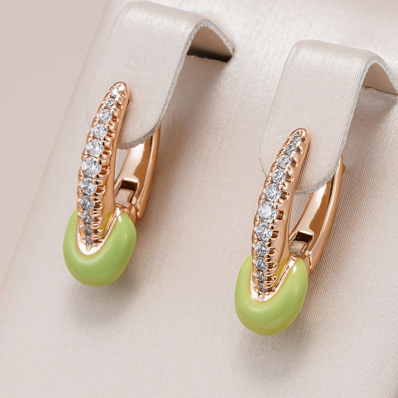 Pendientes de esmalte verde brillantes y fascinantes para un toque de elegancia