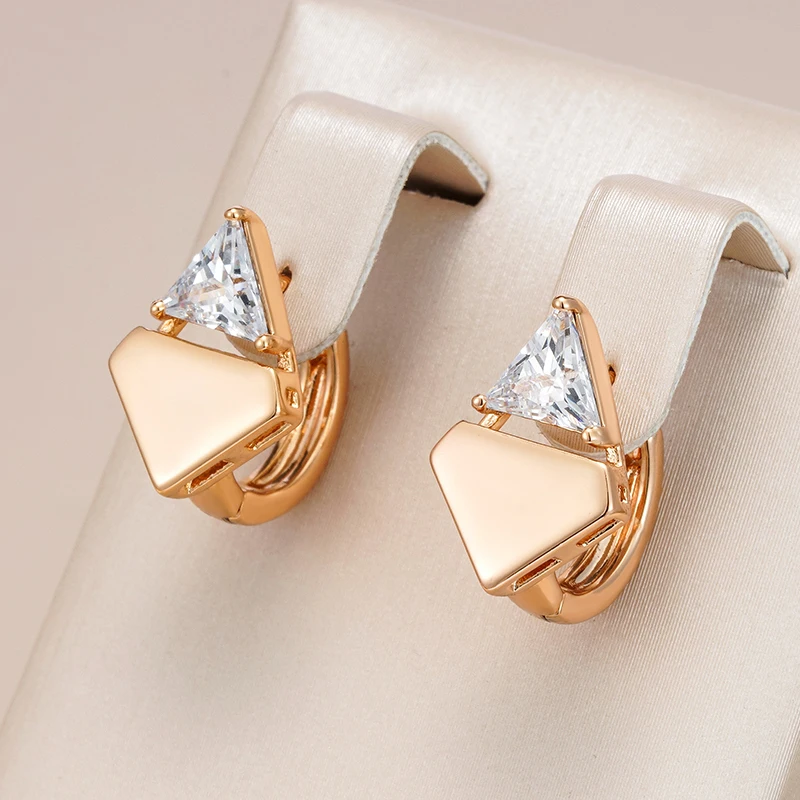 Elegantes aretes de oro con punta brillante