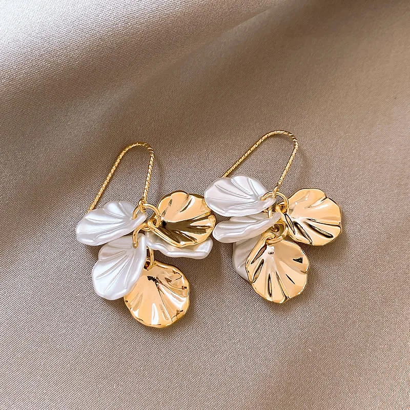 Pendientes delicados con elegantes pétalos blancos y dorados