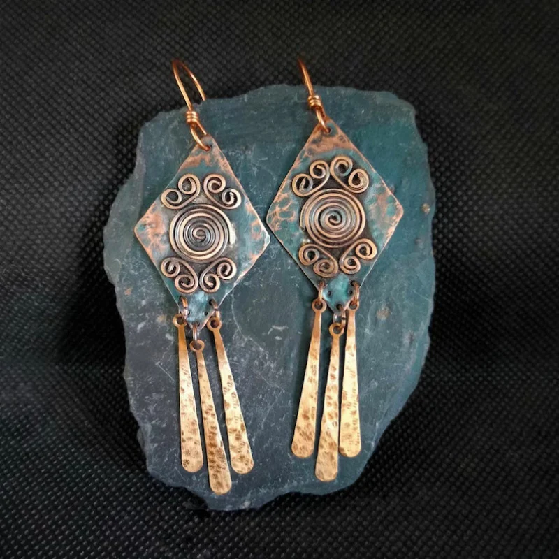 Elegantes Aretes Vintage con acabado bronceado y diseño colgante