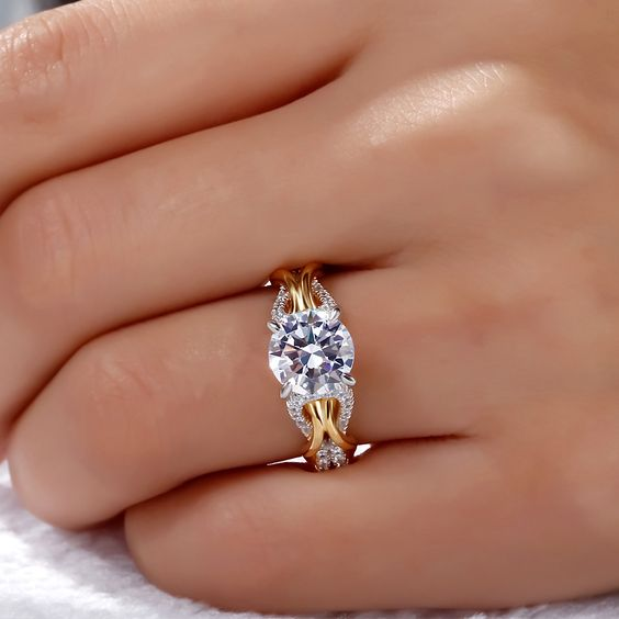 Anillo vintage elegante con cristales dorados y plateados brillantes