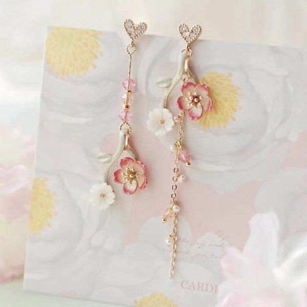 Pendientes colgantes elegantes con encantador diseño de flores