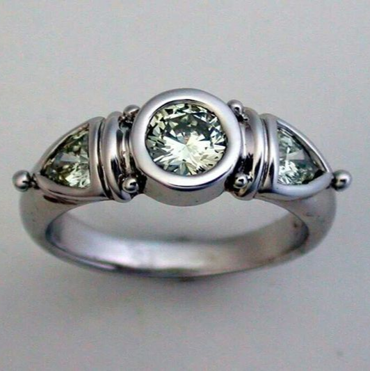 Anillo de plata vintage con resplandeciente cristal verde
