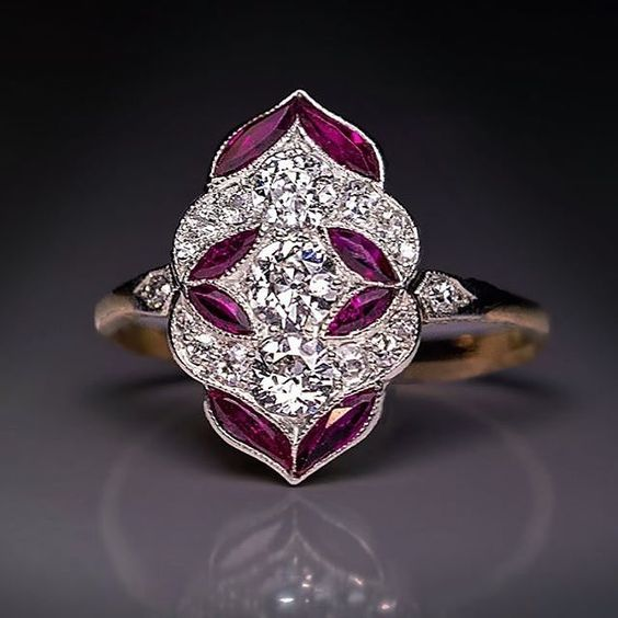 Anillo vintage elegante con brillante cristal púrpura