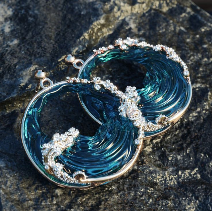 Pendientes redondos atemporales en estilo vintage oceánico