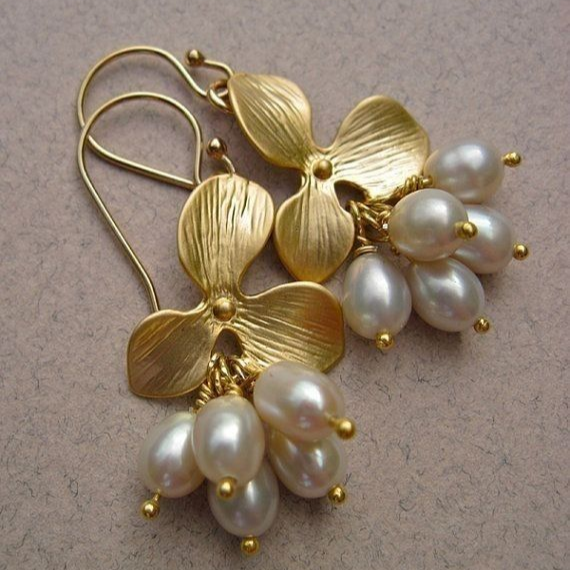 Pendientes de flores vintage elegantes con perlas doradas