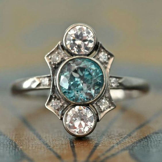 Anillo de plata vintage con brillantes cristales azules y blancos