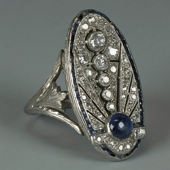 Anillo Ovalado Vintage Elegante con Brillo