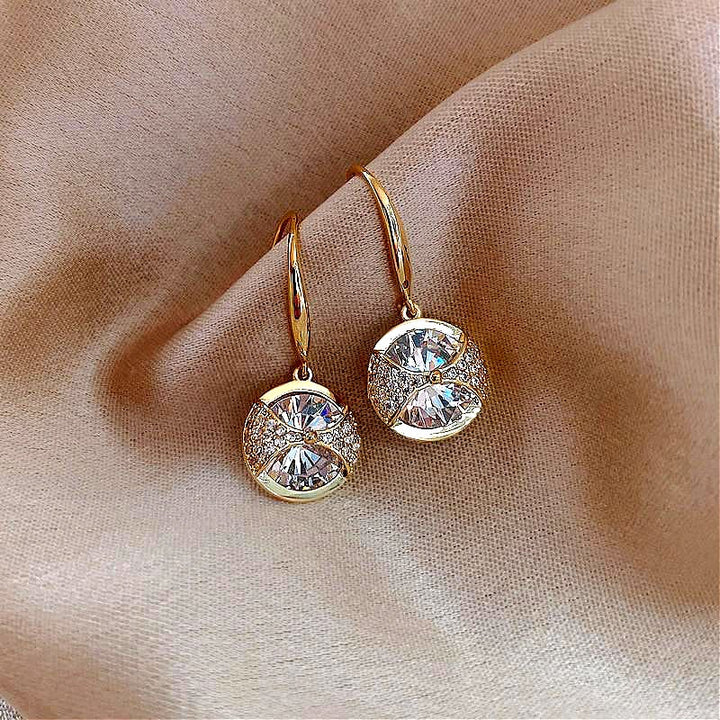 Elegantes Prifddinas Pendientes de oro para un toque de glamour