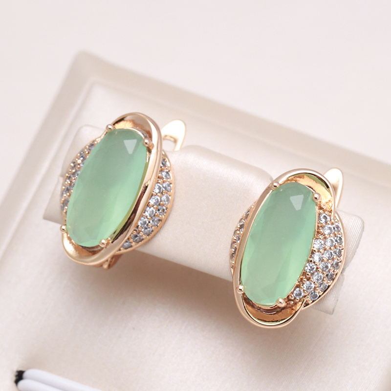 Pendientes de oro elegantes con brillantes cristales verdes
