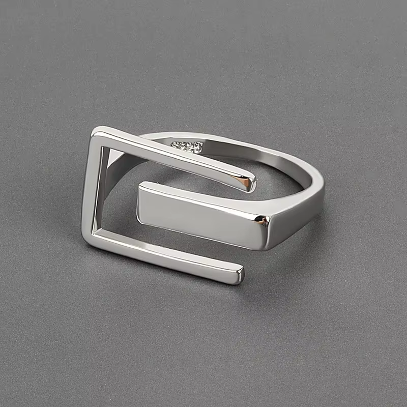 Anillo de plata único, hecho a mano, con diseño irregular